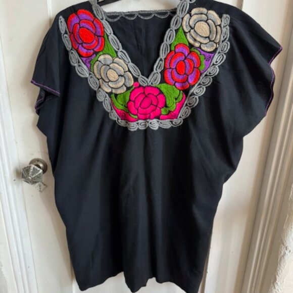 Mexican Vintage Bohemian Black with Vibrant Embroidered Flowers Bouse Size XL - Picture 7 of 7